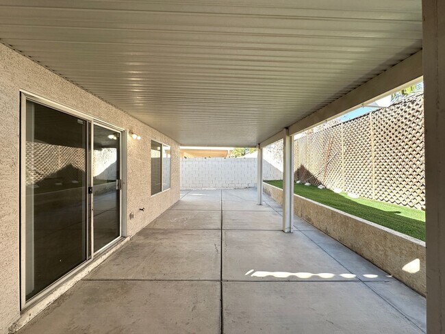 Building Photo - Buffalo Twain