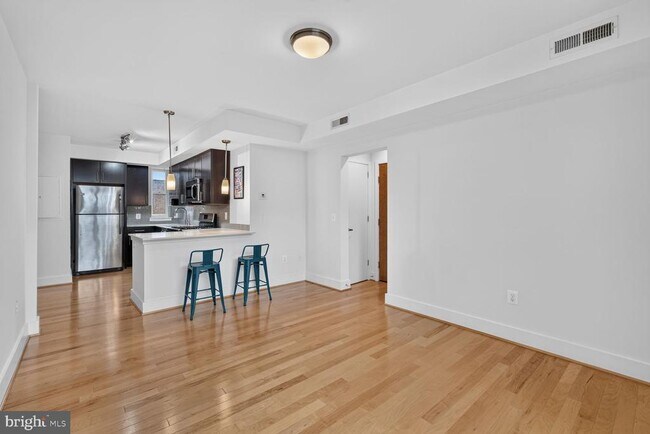 Building Photo - 809 Otis Pl NW