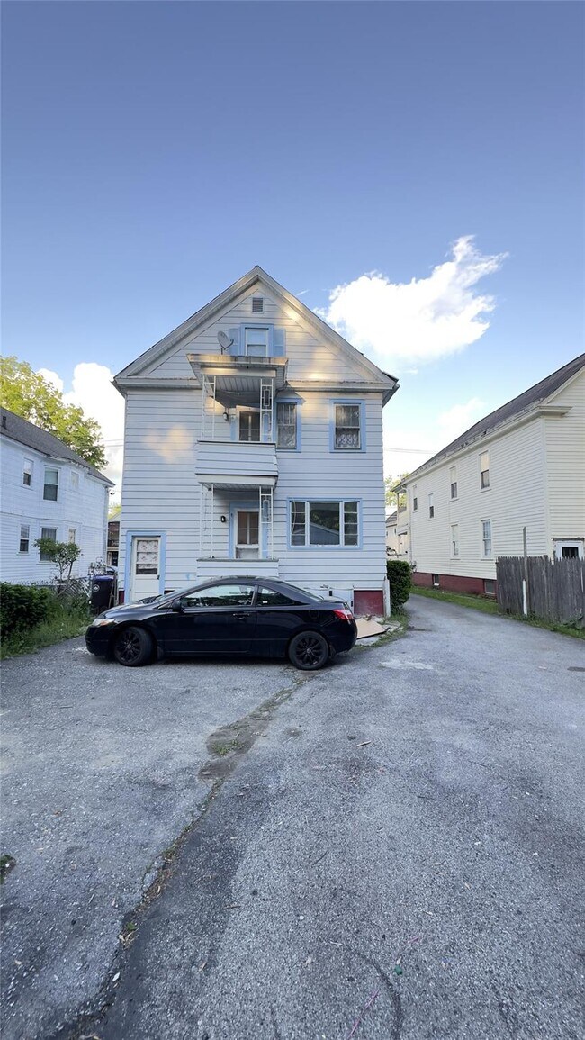 Building Photo - 107 S Cherry St
