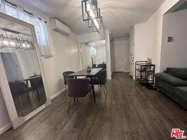 Building Photo - 13747 Vanowen St