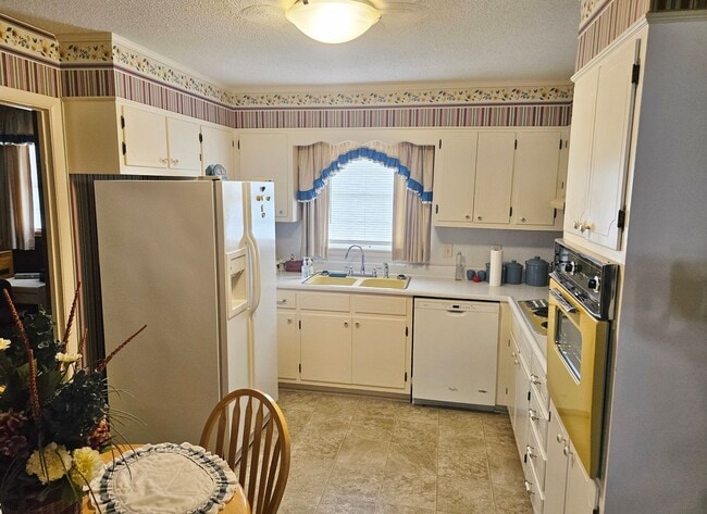 Building Photo - 3 Bedroom, 3 Bath