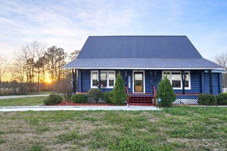 Building Photo - Private Log Cabin Home Peaceful Country Living on Acreage