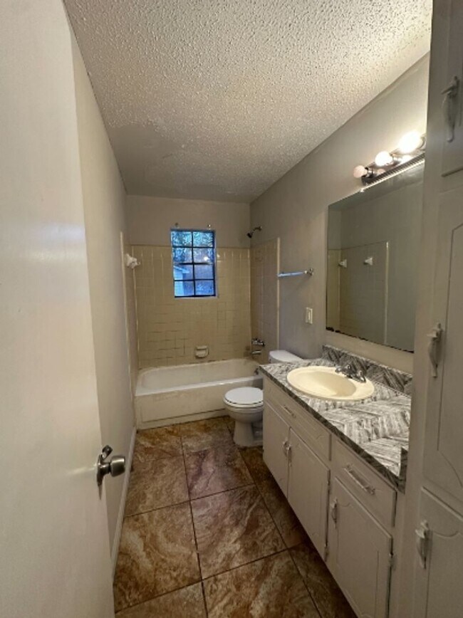 Building Photo - Charming Duplex for Rent- Spacious and Convenient Living!
