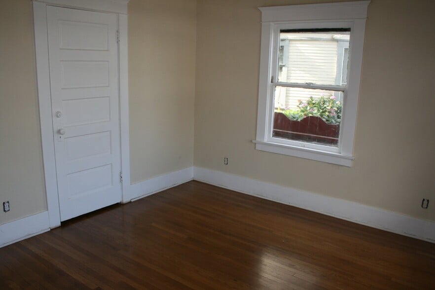 Building Photo - 1424 W 37th Dr