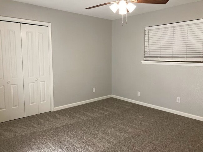 Building Photo - Spacious Executive 4 Bedroom Home