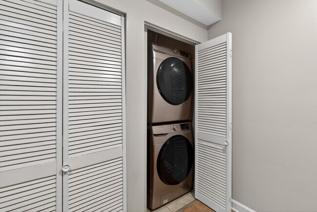 Building Photo - 9100 Lamon Ave