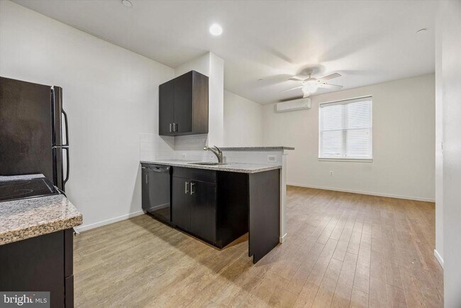 Building Photo - 1015 W Lancaster Ave