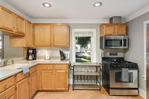 Building Photo - Charming 3-Bed Gem withHardwood Floors in Saint Louis Park!