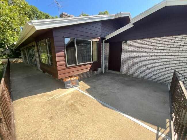 Building Photo - 4 bdrm 3 bth plus a Den/office Home 2 Car ...