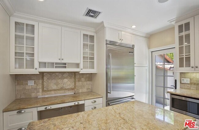 Building Photo - 530 Westmount Dr