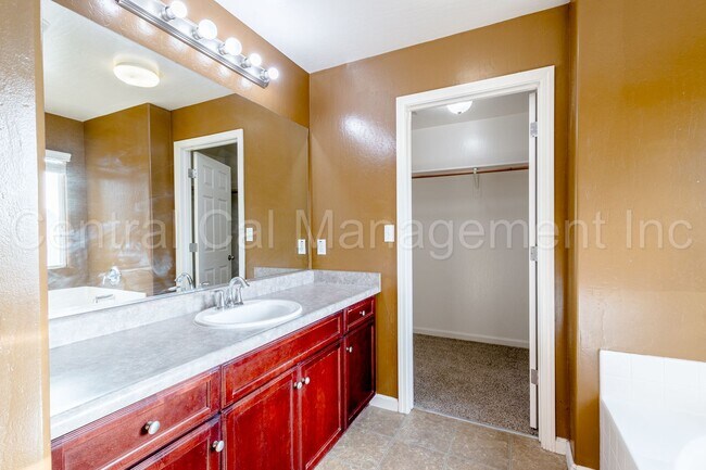 Building Photo - Large 4 Bedroom/2.5 Bath Home with a Large Loft - $2795 Per Month!