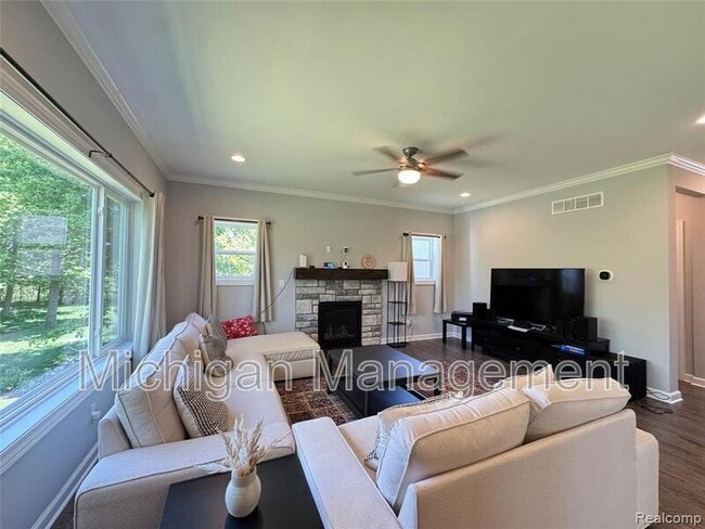 Building Photo - 6149 Woodridge Ln