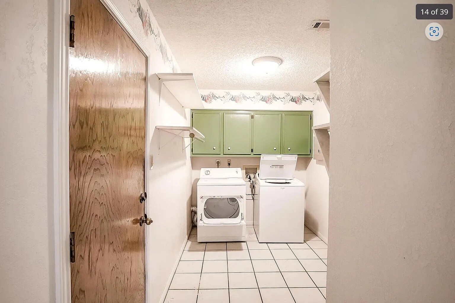 Building Photo - Room in House on Magic Hill Dr
