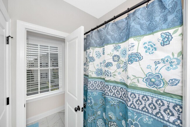 Building Photo - Fully Furnished 3 Bedroom Home Near Toyota...