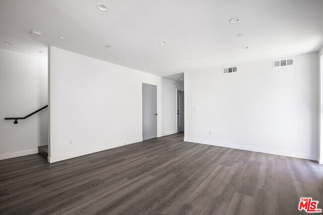 Building Photo - 1432-1432 W 9th St