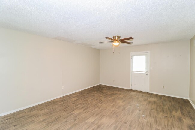 Building Photo - 3883 Winwood Dr