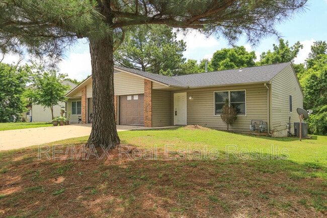 Building Photo - 205 White Oak Dr NE