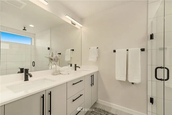 Building Photo - Ballard - Newer 3 Bedroom / 2.5 Bath Townh...