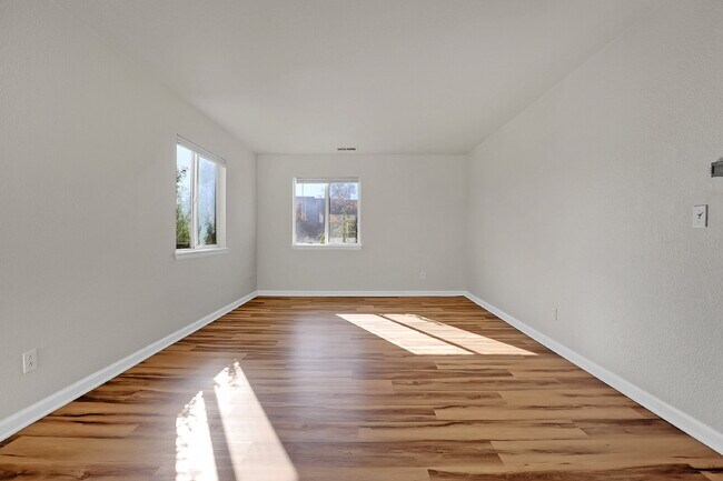 Building Photo - $2,000.00, 3 Bed, 2 bathroom located in Denver