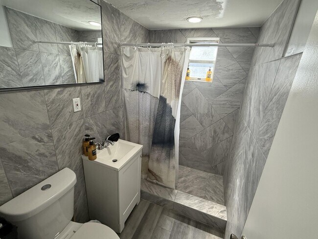 Building Photo - 131 E 27th St