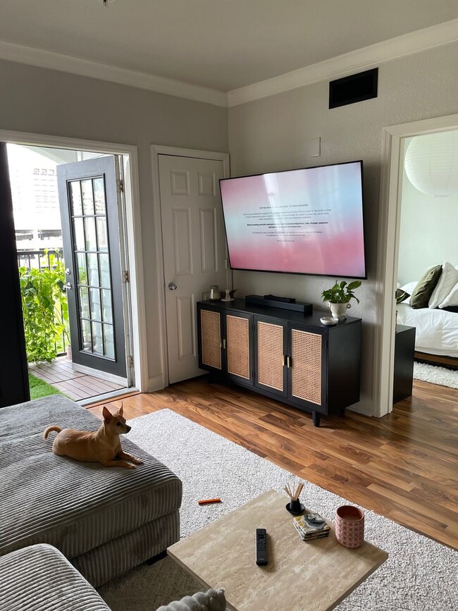 Building Photo - 6th Floor 1 bedroom overlooking Downtown O...