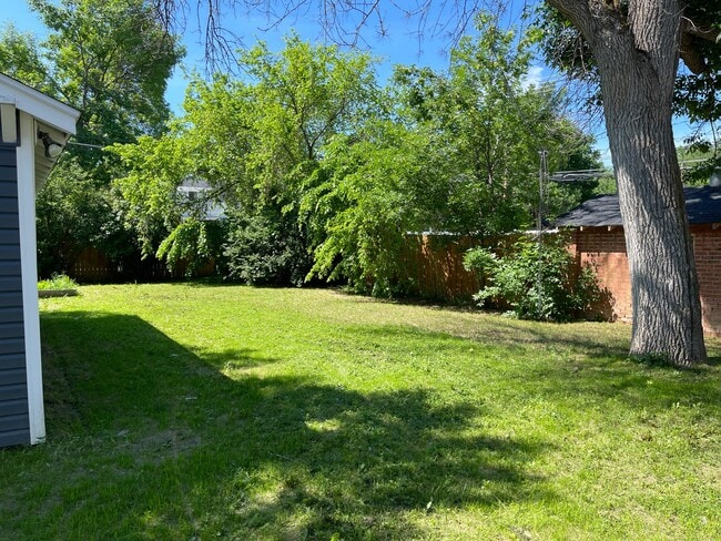 Building Photo - 3 bedroom house - Pet Friendly, Garage, Fenced Yard