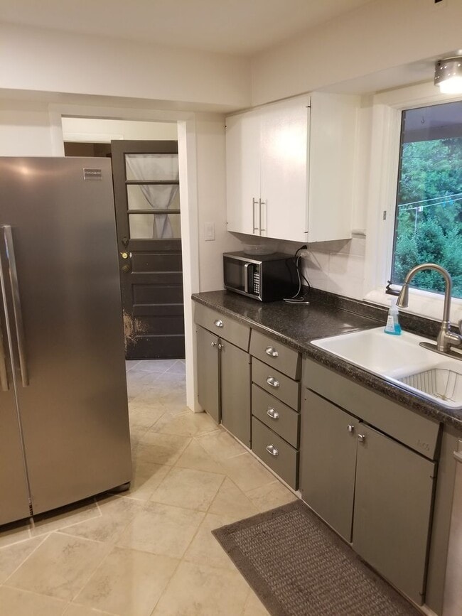 Building Photo - Beautiful Home Located in Historic Urbana