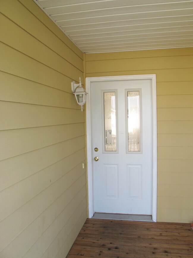 Building Photo - Charming 3 bedroom home w/master suite! Pe...