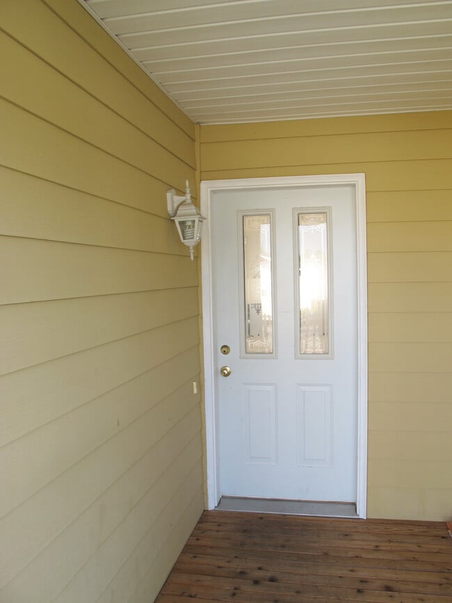 Building Photo - ***PENDING APPLICATION***Charming 3 bedroo...