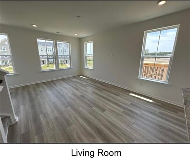 Building Photo - Spacious 4-Bedroom Home with Gourmet Kitch...