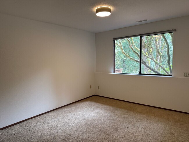 Building Photo - 2Bd/2Ba Redmond Duplex