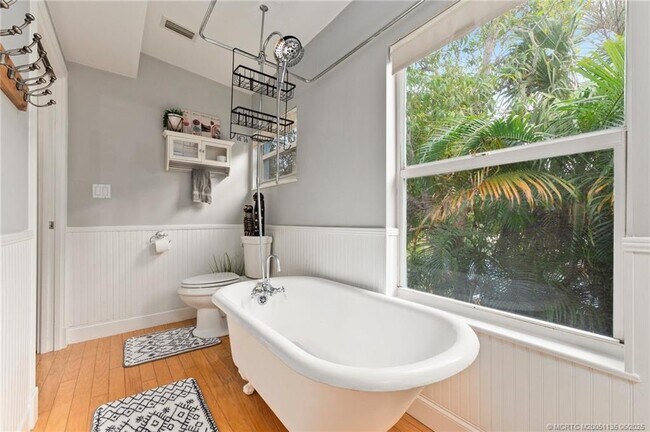 Building Photo - 508 SE Balboa Ave