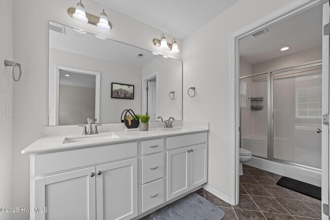 Building Photo - 828 Knoll Cir