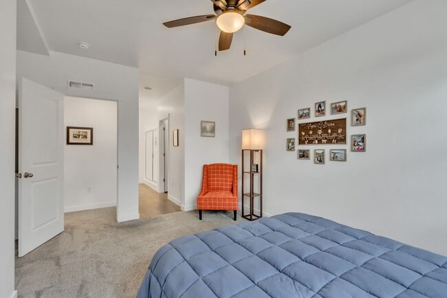 Building Photo - Spacious 3 Bed 2 Bath Condo in Sandy!