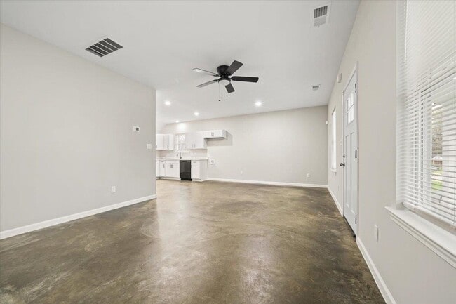 Building Photo - 2845 Yale Ave