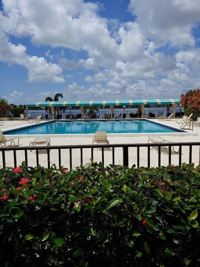 Building Photo - 105 Lake Emerald Dr