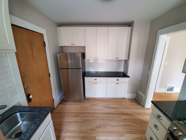 Building Photo - Updated 2 Bedroom + Den House in Downtown Madison!