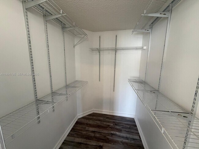 Building Photo - 1525 Estancia Cir