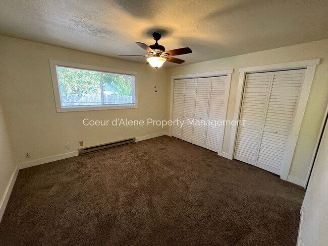 Building Photo - 10230 N Hillview Dr