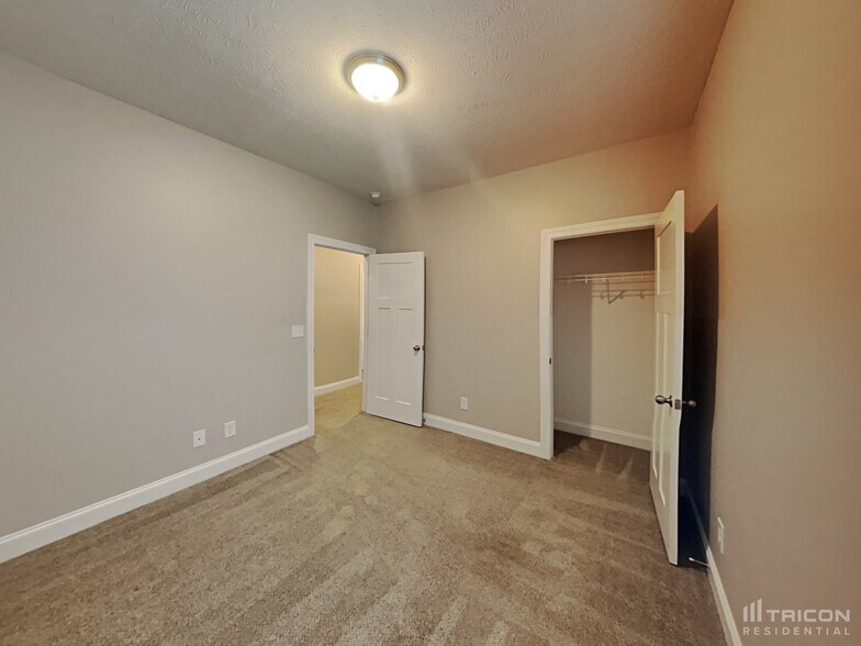 Building Photo - 702 Laurel Ln