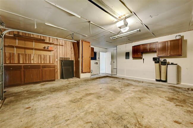 Building Photo - 2100 Balsam Way
