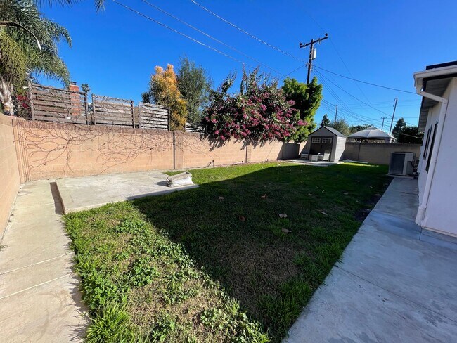 Building Photo - 3 Bedroom 2 Bathroom Home in Huntington Beach with Air Conditioning