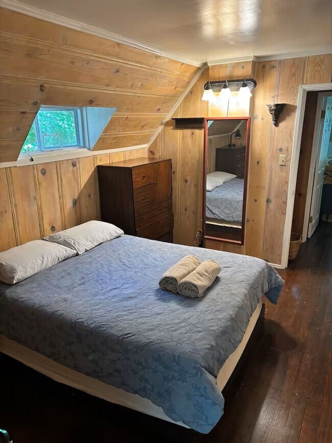 Building Photo - Vintage 5 bedroom Home with Three Car Garage