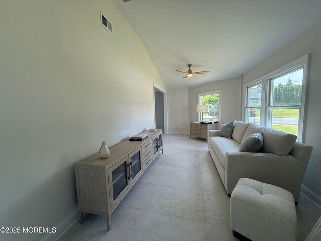 Building Photo - 977 Woodgate Ave