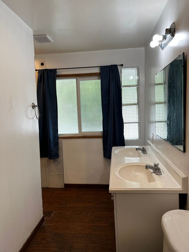 Building Photo - 2 Bedroom 1 Bath Duplex for Rent with Util...