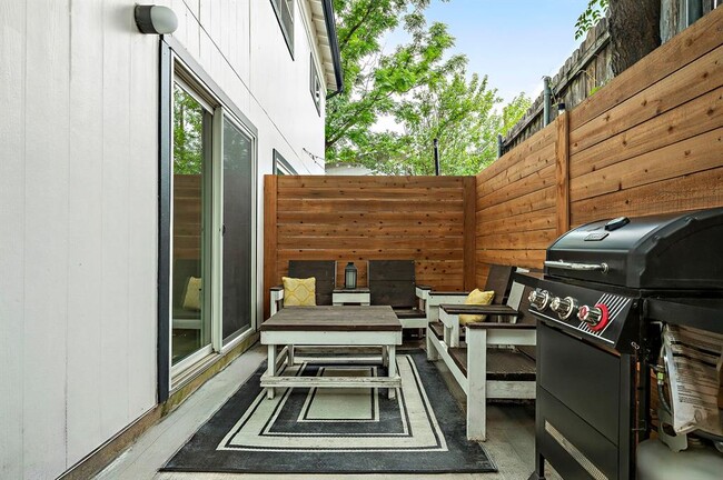 Building Photo - 1206 Hollow Creek Dr