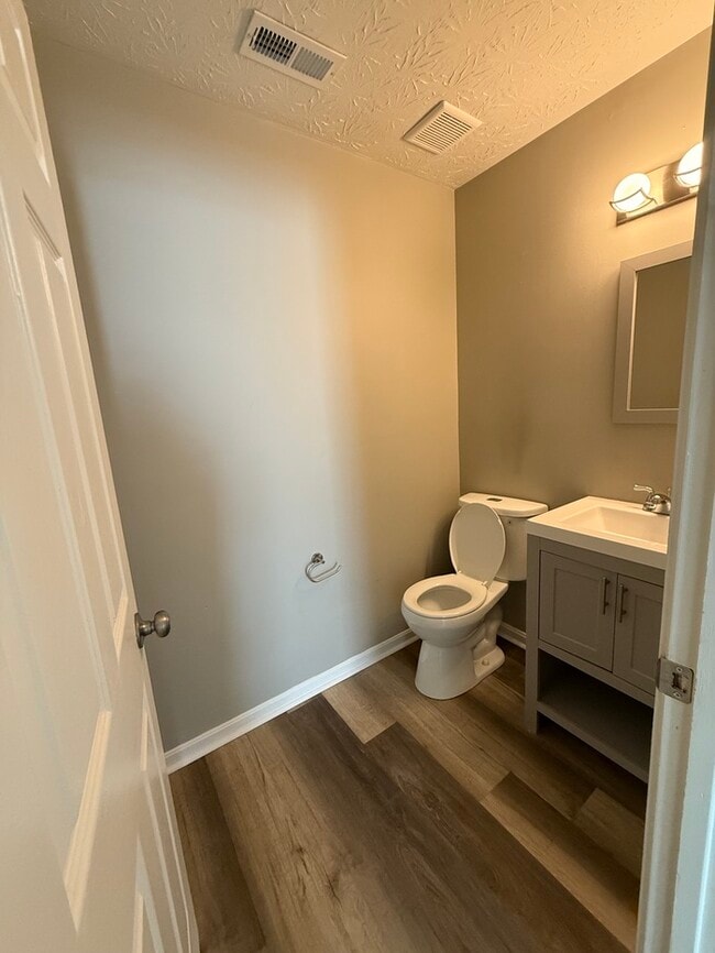 Building Photo - Townhome