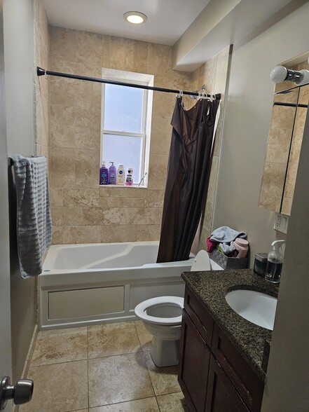 2nd Bathroom - 6503 N Mozart St