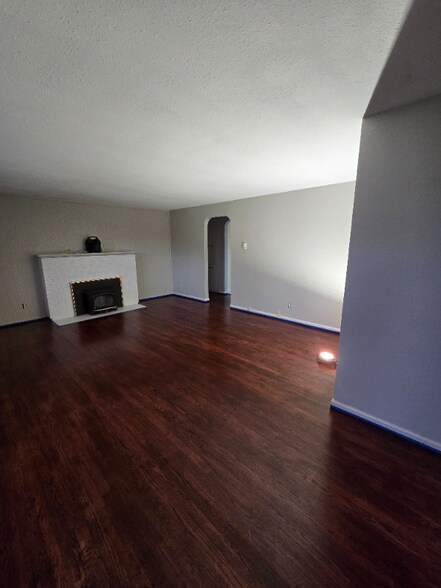 Primary Photo - 2739 Locust Ave W