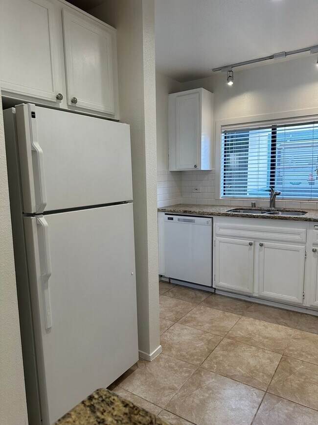 Building Photo - MISSION HILLS-SPACIOUS 2BR /2BA WITH MODER...